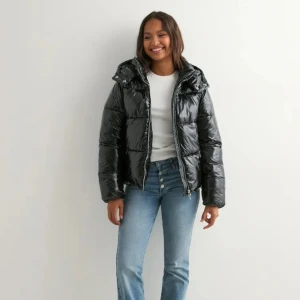 Everyday shiny puffer jacket - Snygg svart pufferjacka med glansig finish från Nelly.  Tjock vinter jacka perfekt för kalla dagar. Säljer pågrund av är inte min stil längre. Är i super bra skicka, inga tecken på andvändning. Pris går att diskutera, kontakta för fler bilder eller frågor 💞