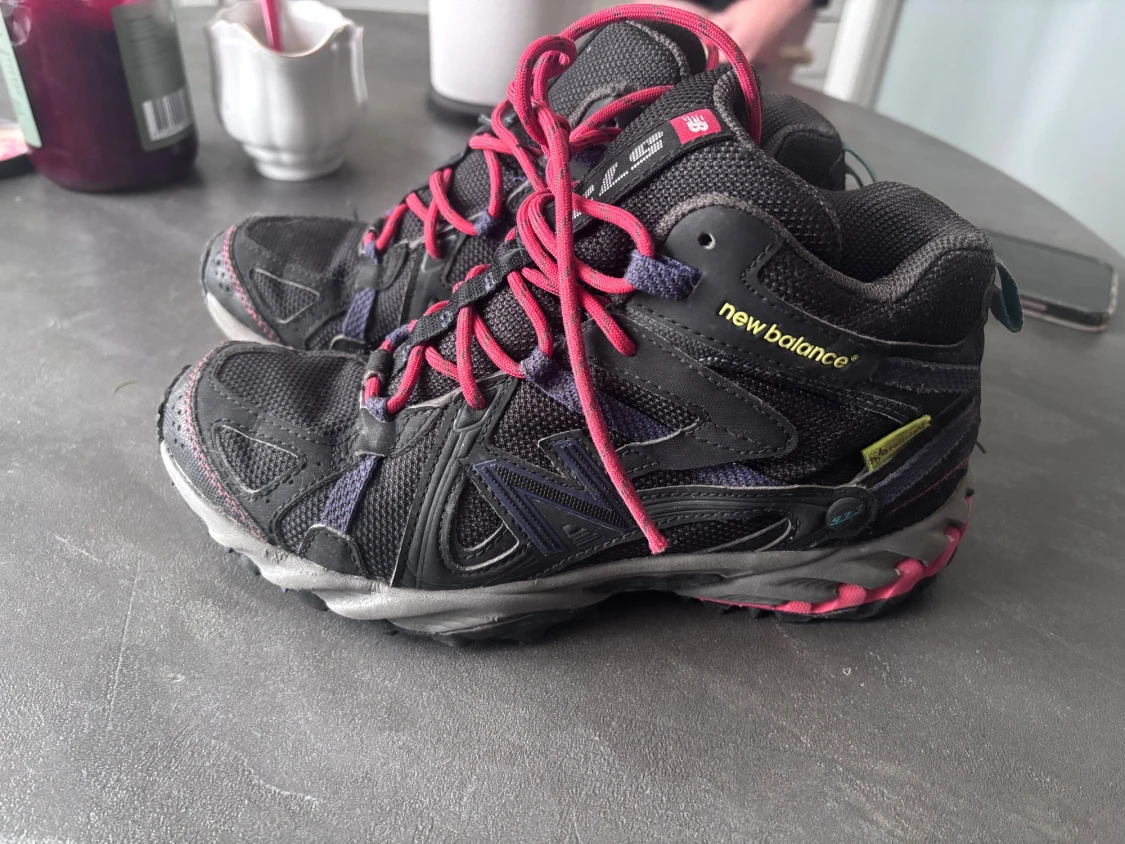 Svarta New Balance sneakers strl 37.5