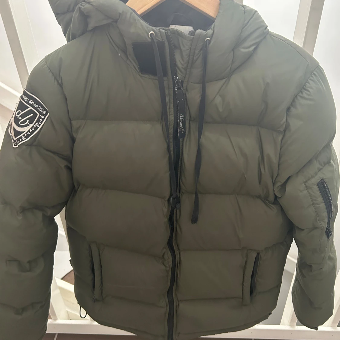 Olivgrön pufferjacka från db - 1