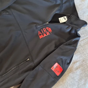 Nike air max half zip - Säljer en Nike air max sport half zip i storlek L, perfekt nu inför hösten och vintern, ny pris 900 mitt pris 400, bara att höra av sig vid frågor osv😄