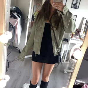 Grön jeansjacka - Superfin grön jeansjacka från Zara som är avklippt där nere för att den skulle passa bättre då jag köpte den i M men gjorde så den passar som typ xs/s som jag vanligtvis har i kläder🥰💗