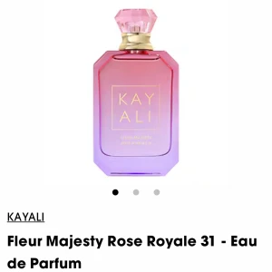 Kayali Fleur Majesty Parfym - Kayali Fleur Majesty Rose Royale 31 Eau de Parfum kommer i en snygg flaska med rosa och lila toner. Perfekt för dig som vill ha en trendig och modern parfym i din samling.