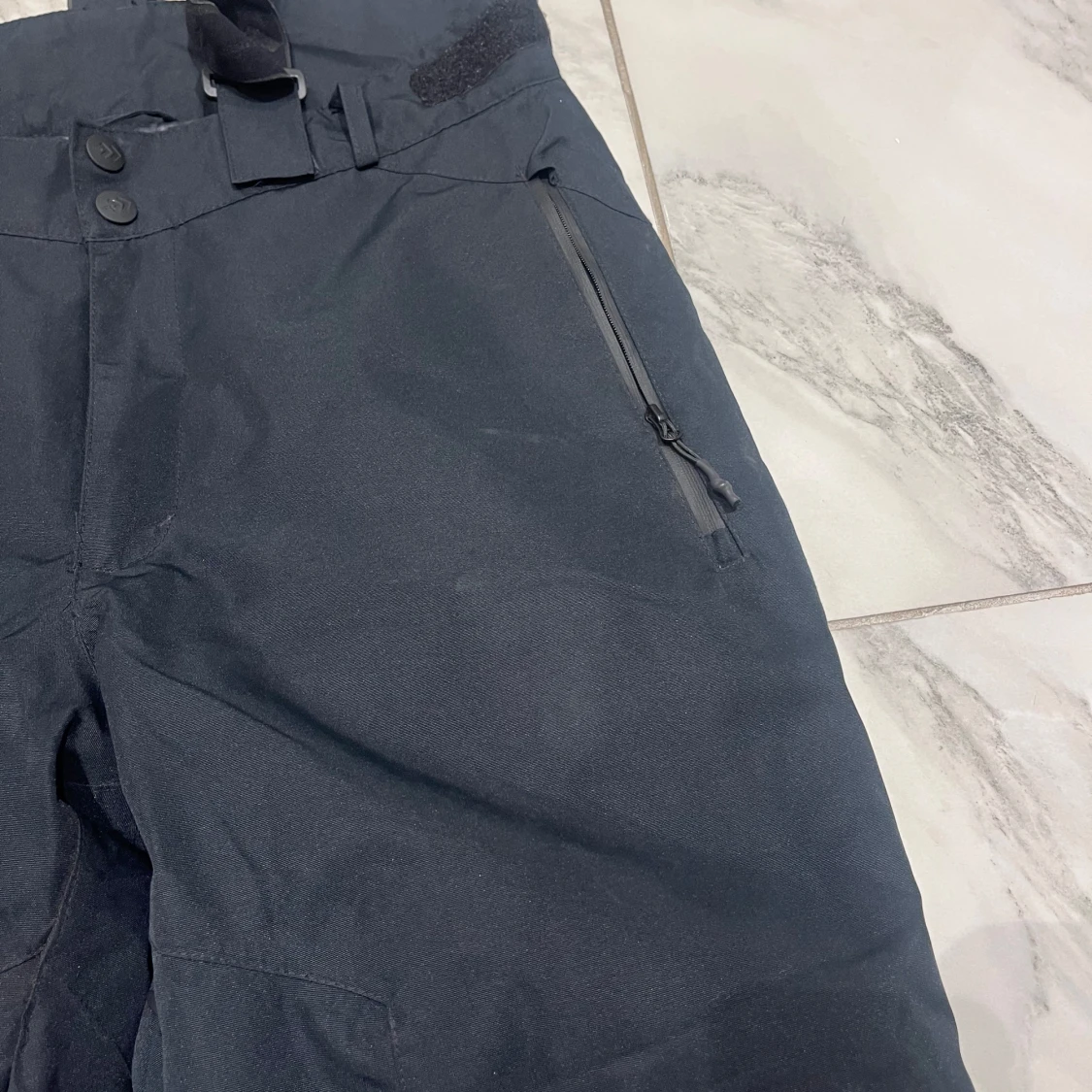 Svarta täckbyxor med hängslen - 1