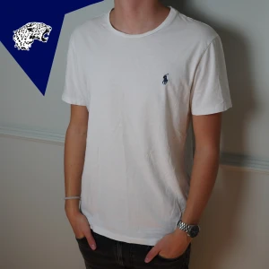 RALPH LAUREN T-shirt  - Riktigt snygg T-shirt från Ralph Lauren | Skick: 8.5/10 | Strl: M | Modellen är 180 | Hör av dig om du undrar någonting!