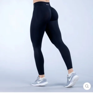 Svarta leggings från DFYNE - Snygga svarta leggings från DFYNE i modellen impact. Nyskick, endast använda två gånger. Inköpta för 660 kr. Frakt tillkommer 