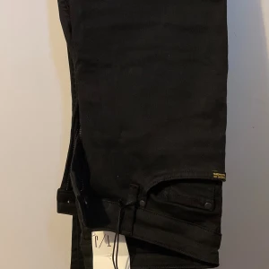 Tiger of sweden jeans - Svarta tiger of sweden jeans med klassisk femficksdesign och diskret tiger of sweden-märke vid fickan. Jeansen har en smal passform och är tillverkade i ett stretchigt bomullsmaterial för extra komfort. Perfekta för en stilren och modern look. Köpt för 1500