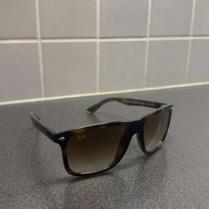 Ray-Ban boyfriend two solglasögon - Snygga tidlösa Rayban boyfriend two. Ett säkert val av solglasögon som alltid passar. Fodralet ingår. 