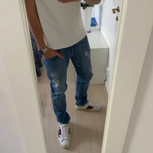 Dondup Jeans George  - Dondup Jeans George! Trendigaste jeansen på marknaden. Skick 9,5/10 Nypris = 4000kr  Säljs för = 599