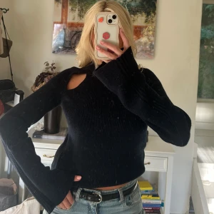 Zadig & Voltaire stickad tröja - Säljer min fina micky cutout mock neck merino wool sweater från Zadig som jag köpte i Paris föra vintern för 5900kr. Det har bara används ett fåtal gånger och är i nyskick! 💕 hör av er för fler bilder/ qr kod! 