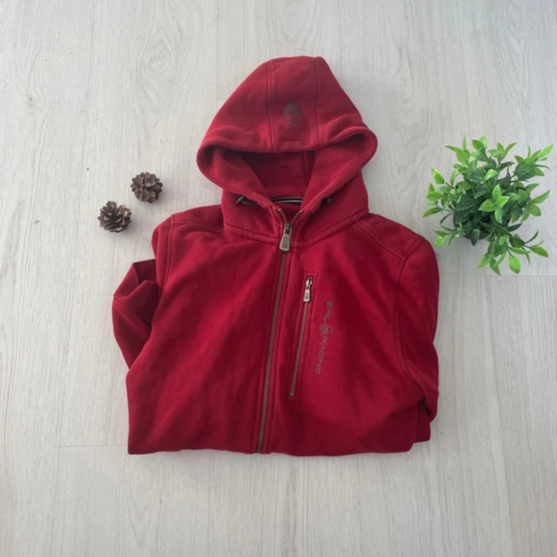 Röd hoodie från Sail Racing