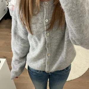 Grå kofta från Gina Tricot  - Super fin grå kofta från Gina Tricot, knappt använd 