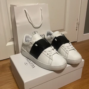 Valentino garavani  - Säljer ett par valentino garavani storlek 42 köptes för 5500 på merch sweden har haft dom i ungefär 10 dagar men bara använd dom 4 gånger  lite smutsiga men som nya 