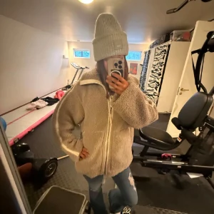 Beige teddyjacka med dragkedja - INTRESSEKOLL!! Mysig och oversized teddyjacka i beige med hel dragkedja framtill och stora fickor. varm och snygg.