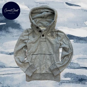 Grå hoodie från Abercrombie & Fitch - Snygg grå hoodie från Abercrombie & Fitch med broderad logga på bröstet | Size: M | Längd: 64cm Axelbredd: 38cm