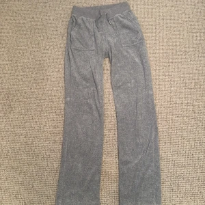 Juicy Couture grå mjukisbyxor  - Juicy Couture mjukisbyxor, grå färg. Använd två gånger! 