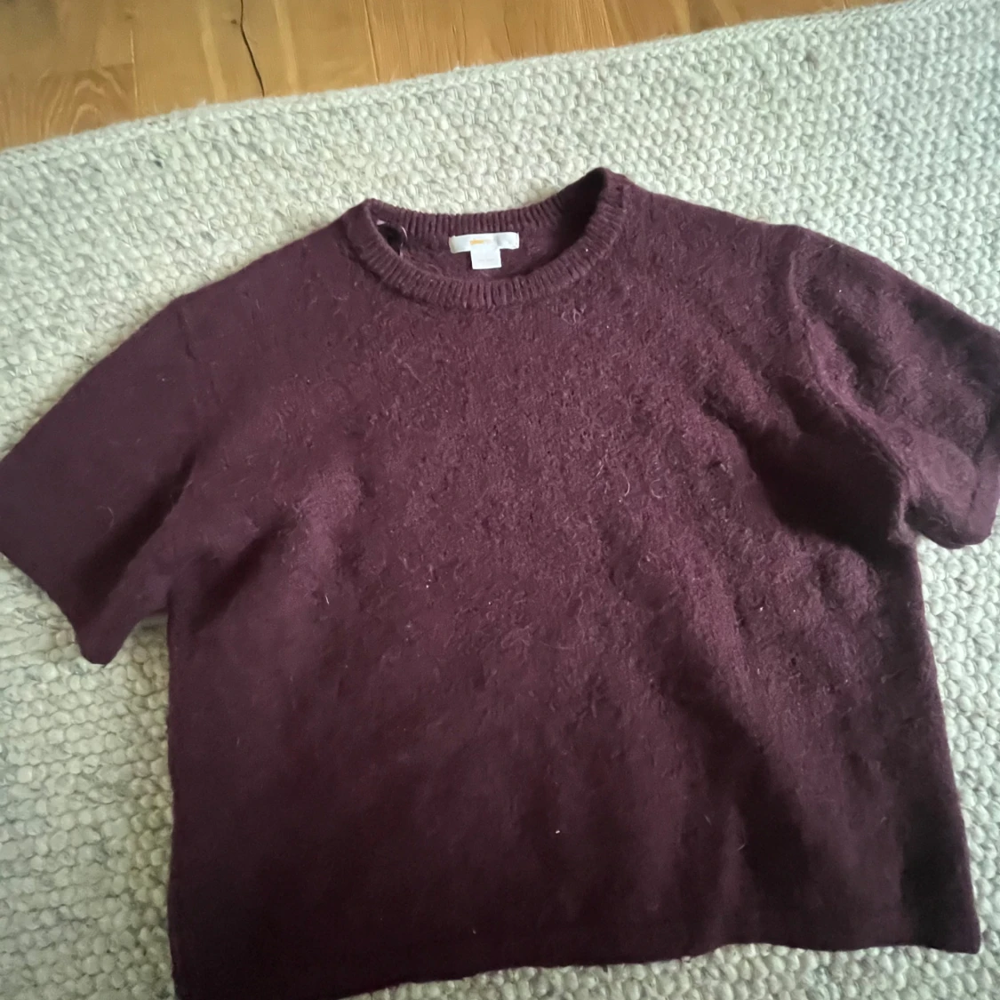 Vinröd stickad tröja med kort ärm