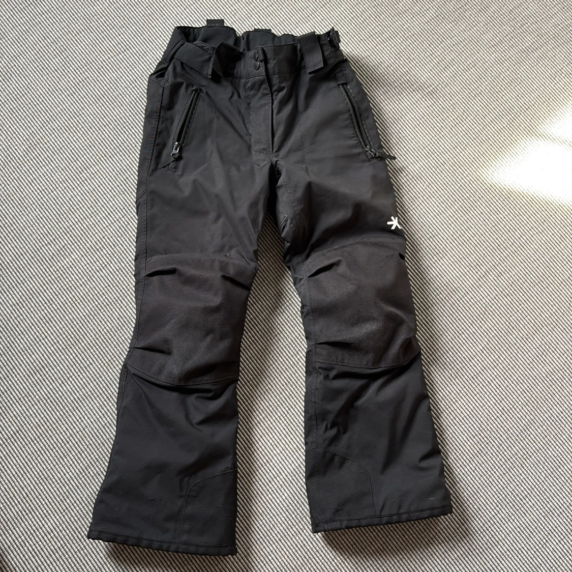 Everest - Svarta täckbyxor/skidbyxor stl 140