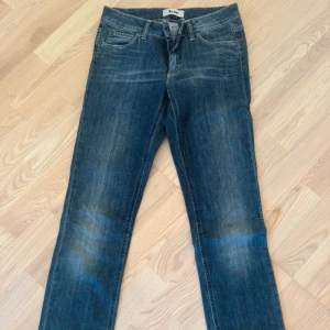 Blå jeans från Acne Studios - Snygga blå jeans från Acne Studios med klassisk femficksdesign och raka ben. Jeansen har en mörk tvätt med lätt slitning och subtila detaljer. Perfekta för dig som gillar en stilren och tidlös look. Materialet är jeans i bomull.