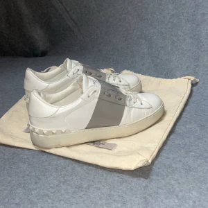 Valentino open - Valentino open skor | 100% äkta med ingående äkthetsgaranti ✔️| Vädligt snygg färg | Vädligt eftertraktade | Allt ingår! |  Fraktas samma dag 🚚 📦 | Kontakta vid fler frågor eller funderingar ✔️