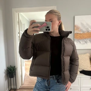 Brun pufferjacka - other stories  - Superfin brun pufferjacka med hög krage och dragkedja framtill. Perfekt för dig som gillar en enkel men trendig look till höst och vinter. Nypris 2000kr, använd fåtal gånger inga slitage🤎