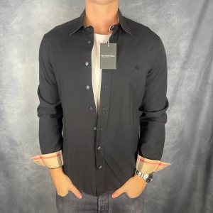 Burberry skjorta - Hej säljer nu min fina Burberry skjorta i storlek M. Den är i mycket bra skick och kommer vara otroligt snygg nu i höst. Nypris cirka 4000kr! Vi kommer att sälja liknande produkter så glöm inte följa profilen!🌊🍾