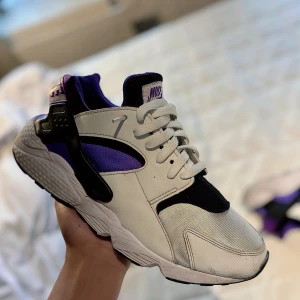 Nike Huraces skor - Säljer ett par Nike huraces med detaljer av lila. De är otroligt sköna och är inte skadade på något sätt
