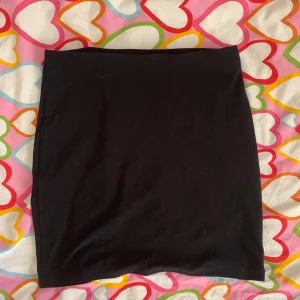 Svart kortkjol i bomull - Enkel och stilren svart kortkjol i mjukt bomullstyg. Kjolen har en rak passform och är perfekt att matcha med en cool t-shirt eller hoodie. Snygg bas i garderoben för dig som gillar minimalistisk stil. Använd fåtal gånger. 