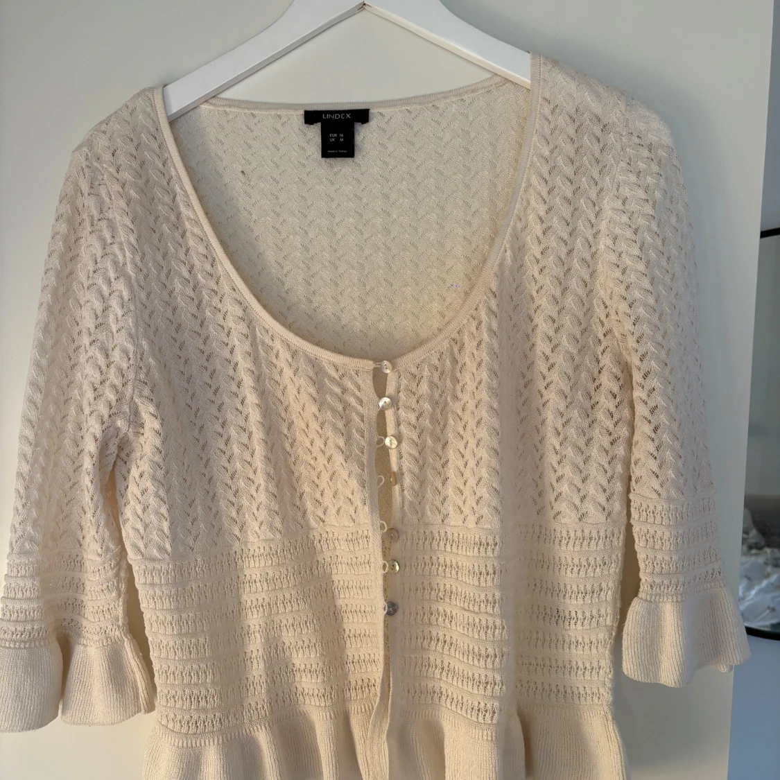 Vit kofta från Lindex med volangärm