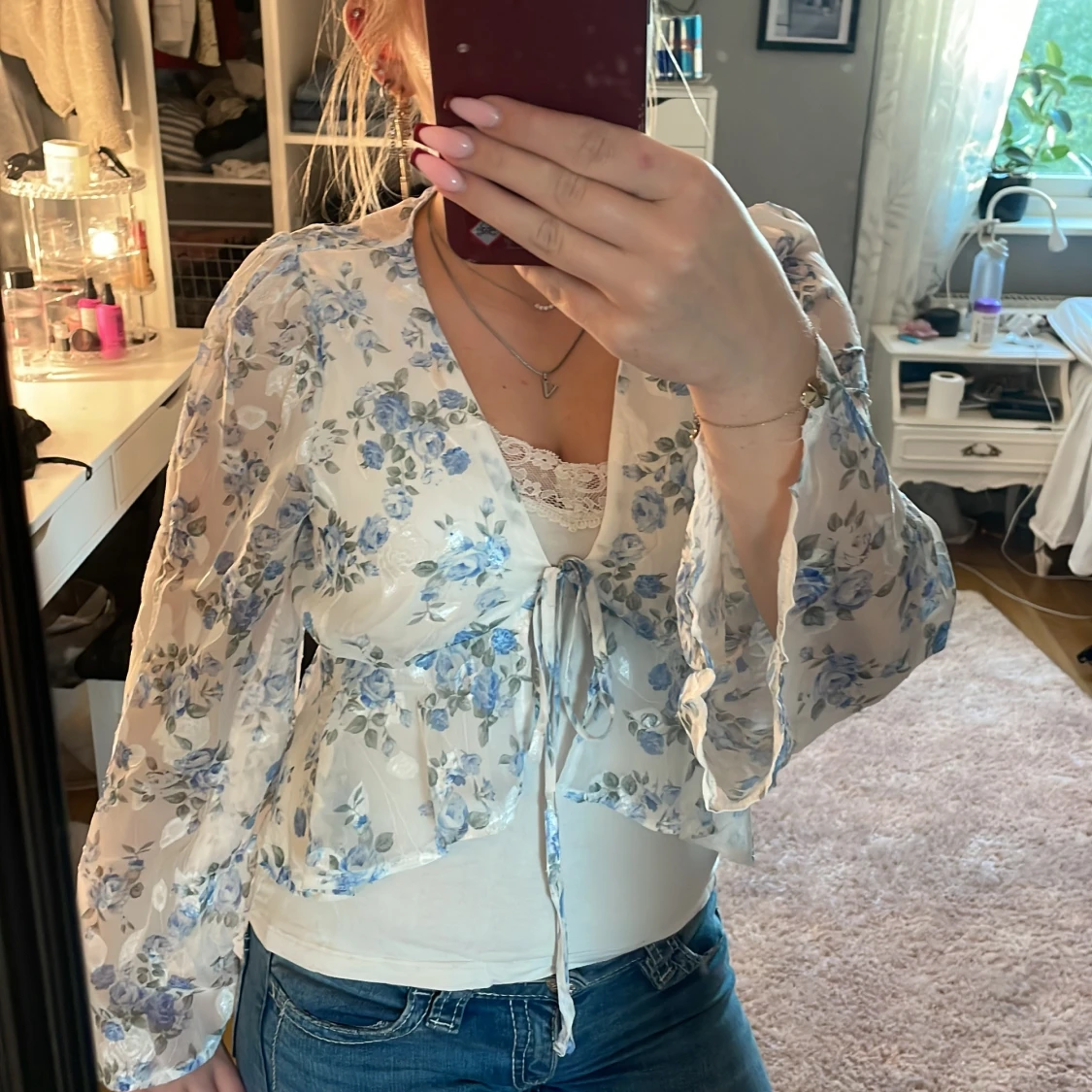 Blommig blus med knyt och volang