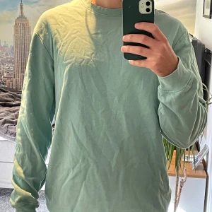 Mintgrön crewneck från H&M - Säljer en mintgrön crewneck sweatshirt från H&M i relaxed fit. Storlek Small, passar till mig som är 180cm