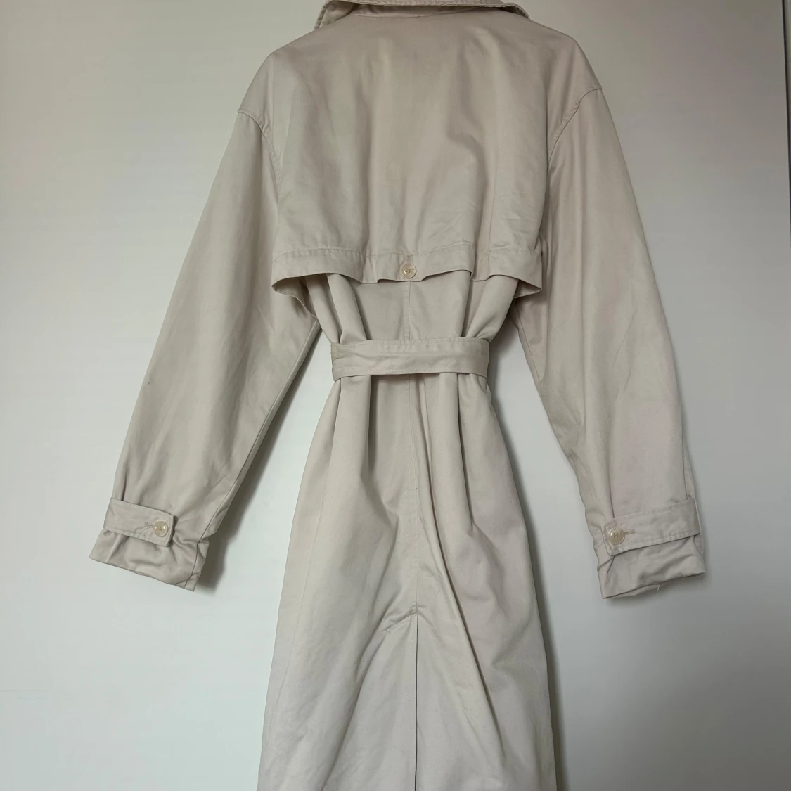 Beige trenchcoat från NA-KD - 4