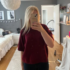 Vinröd stickad tröja från lager 157  - Vinröd stickad tröja från lager 157 med avslappnad passform, halvlånga ärmar och rund halsringning, tröjan är använd knappt använd! 