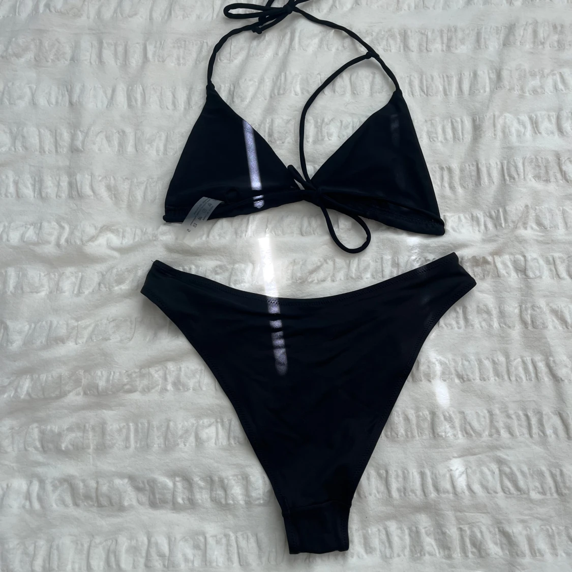 Svart bikini med knyt och trekantsform - 1