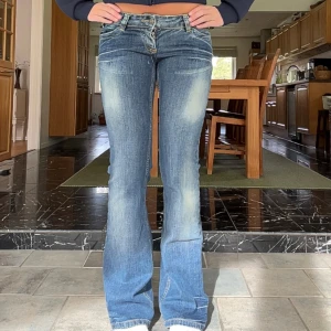 Lågmidjade utsvängda jeans  - Jätte fina jeans från Only! Bekväma och stretchiga. Passar Xs-s Innerben: 81, midja rakt över: 38 cm Kom privat för fler mått eller frågor🥰