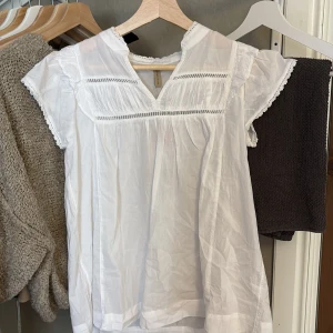 Vit blus med spets från Soyaconcept - Jätte fin blus i xs men passar S och M också tröjan är köpt för några månader sen fast aldrig använd. Skriv om ni har frågor 💗😊 nyköpt för 449!! 100% cotton