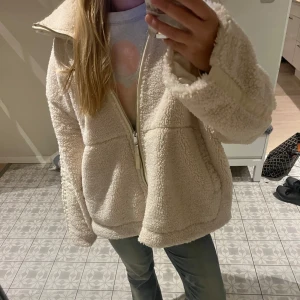 Beige teddyjacka  - Jättemysig Teddy jacka med superfin passform. Storleken är L och jag är 160cm så den är lite stor på mig. Annars jättefin utan defekter