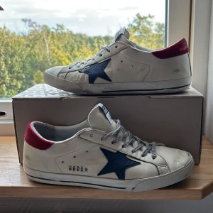 Golden Goose strl 41🌟 - Tja, säljer nu mina golden goose i storlek 41, passar upp till 41-42,5. Skorna är näst intill nyskick, har heller inte använt skorna särskilt många gånger. Nypris 4599kr, köpte på merchsweden. Dessutom finns allt OG tillgängligt 📩🤝. Dvs dustbag,äktenskaps kort och boxen. Även merchsweden boxen! Perfekta nu när det är höst🍁. Fick många komplimanger vid användning av dessa skor. Priset går att diskutera😃. Om du har några frågor, vill ha mer bilder är det bara att skriva till mig🙌💛