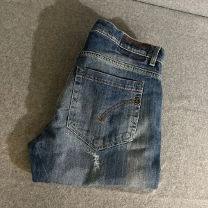Dondup George  - Vädligt snygga Dondup George Jeans | Riktigt fet design med detaljer | Eftertraktad färg | Byxan är i Vädligt bra skick och har inga tecken på användning | Nypris runt 3k💰| Pris går att diskutera vid snabbare köp | Kontakta vid fler frågor eller funderingar ✔️