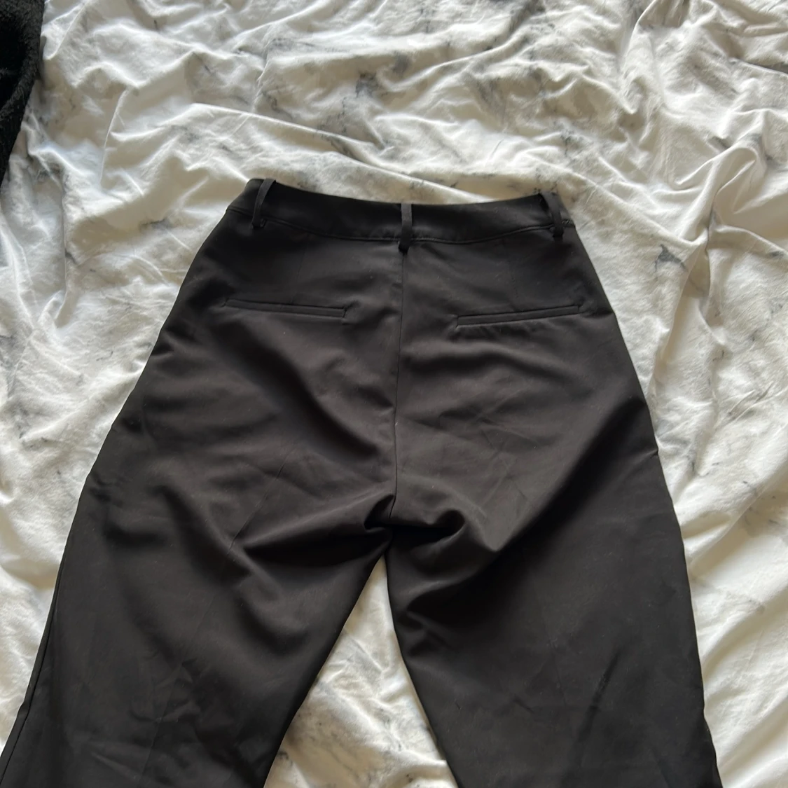 Svarta kostymbyxor från Bik Bok - 3