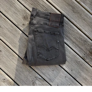 Replay jeans - Riktigt feta replay anbass hyperflex jeans i storlek 34/34, säljer då de tyvärr inte passar. De har inga defekter eller skador och om det skulle vara nåt är det bara att skriva om ni har nån fråga eller vill ha någon mer bild.