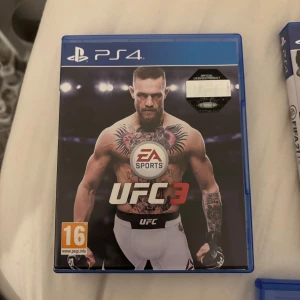 EA Sports UFC 3 (PS4) - EA Sports UFC 3 till PlayStation 4 i mycket fint skick. Komplett med fodral, skiva och originalinlägg. Upplev realistiska MMA-fighter med avancerad grafik och karriärläge. Skivan och fodralet ser ut att vara i bra skick utan synliga repor eller skador.