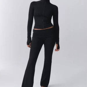 Soft touch set  - Säljer min soft touch set. Det är bootcut byxor med låg midja. Byxorna är i ett stretchigt och mjukt material som sitter skönt och har en snygg passform. Soft touch – second skin comfort. Tunn jacka med dragkedja fram. Jackan är beige och har figurnära passform. Den har hög krage, ribbad kvalitet och tumhål. Har knappt använt den 