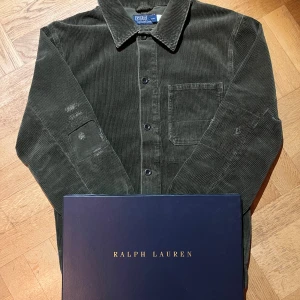 Ralph lauren overshirt  - Tjenare , säljer denna unika overshirt , helt ny och alldrig använd. Ny pris är ungefär 3000kr. Kvaliten är sjukt bra och robust , den har även slitningar på arbågarna. Vid köp medföljer låda. 100% äkta.