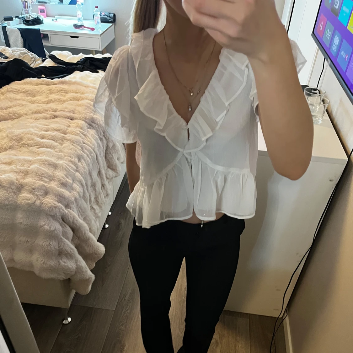 Vit volangblus från Nelly