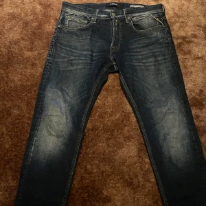 Mörkblå Replay willbi jeans straight/slim - Stilrena jeans från Replay i väldigt bra skick.