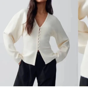 Vit kofta med knappar och v-ringning - Säljer en stilren vit kofta med v-ringning och knappar framtill. Koftan har långärmad design och är tillverkad i ett mjukt material som känns skönt mot huden. Perfekt att slänga över en topp för en clean och fräsch look.