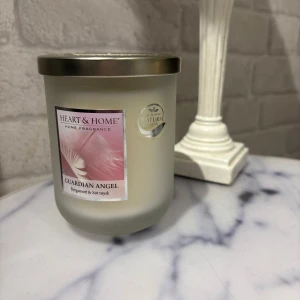 Doftljus Heart &Home - Jätte fint doftljus som luktar sött och ljuvligt, passar in jättefint till olika miljöer, aldrig använt.