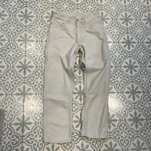 Vita raka jeans från Valient XS - Snygga vita jeans från Valient i storlek XS. Klassisk femficksmodell med raka ben och normal passform. Jeansen har bälteshällor, knapp och dragkedja framtill. Perfekta för dig som gillar en clean och stilren look.