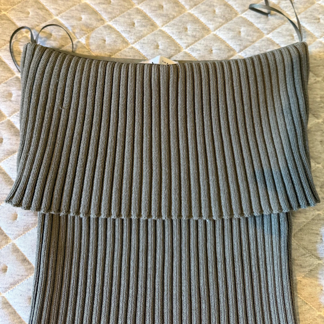 Ribbad grön stickad klänning