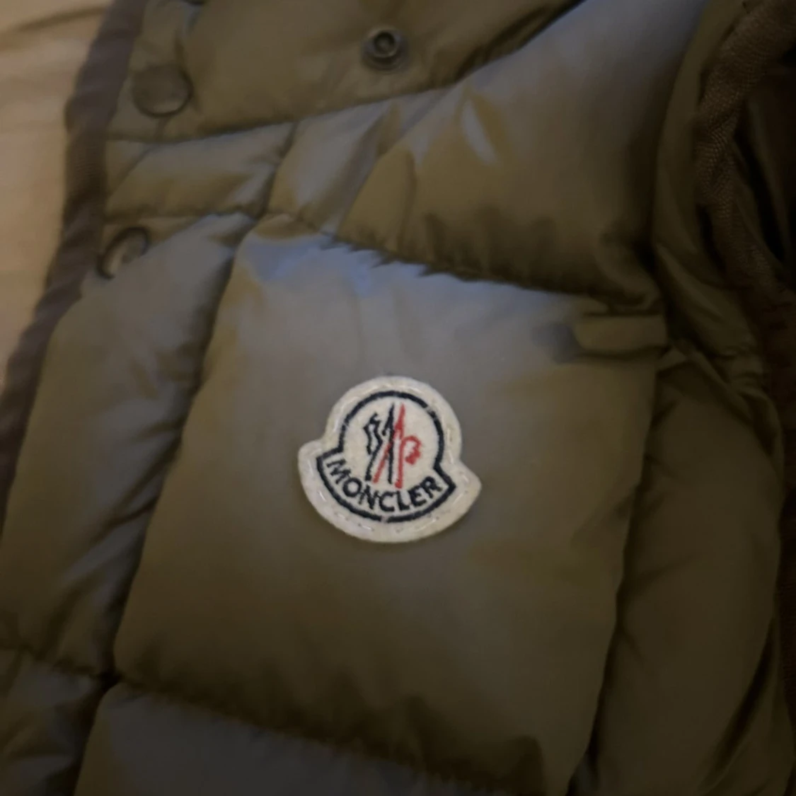 Olivgrön dunväst från Moncler - 2